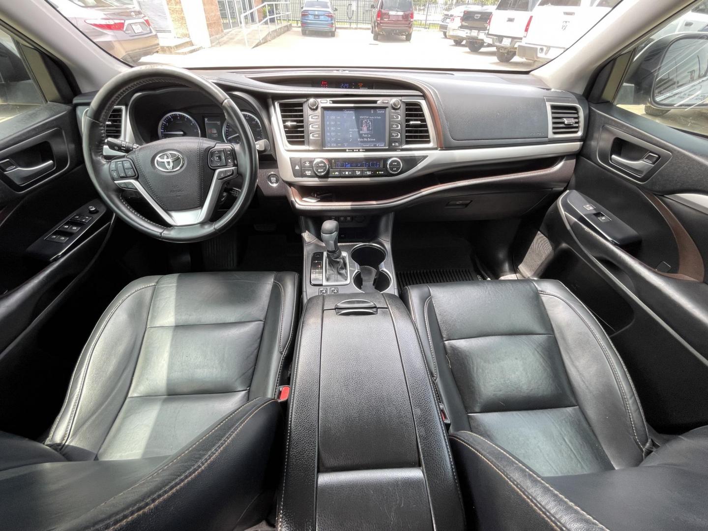 2019 Silver /Black Toyota Highlander XLE FWD V6 (5TDKZRFH0KS) with an 3.5L V6 DOHC 24V engine, 6A transmission, located at 1501 West 15th St., Houston, 77008, (713) 869-2925, 29.797941, -95.411789 - Photo#18