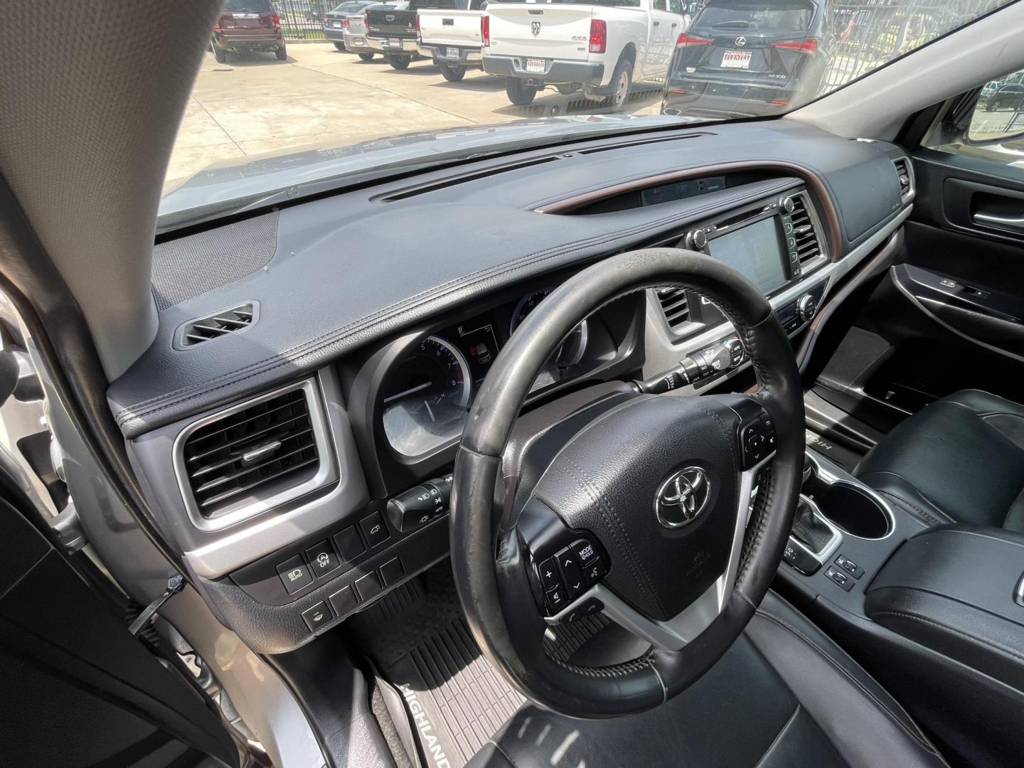 2019 Silver /Black Toyota Highlander XLE FWD V6 (5TDKZRFH0KS) with an 3.5L V6 DOHC 24V engine, 6A transmission, located at 1501 West 15th St., Houston, 77008, (713) 869-2925, 29.797941, -95.411789 - Photo#19