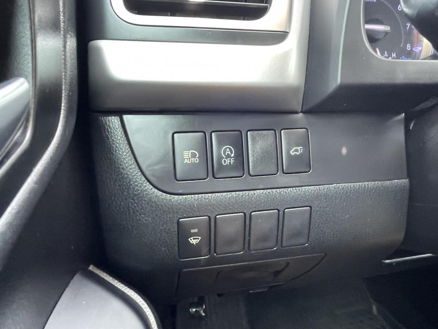 2019 Silver /Black Toyota Highlander XLE FWD V6 (5TDKZRFH0KS) with an 3.5L V6 DOHC 24V engine, 6A transmission, located at 1501 West 15th St., Houston, 77008, (713) 869-2925, 29.797941, -95.411789 - Photo#22