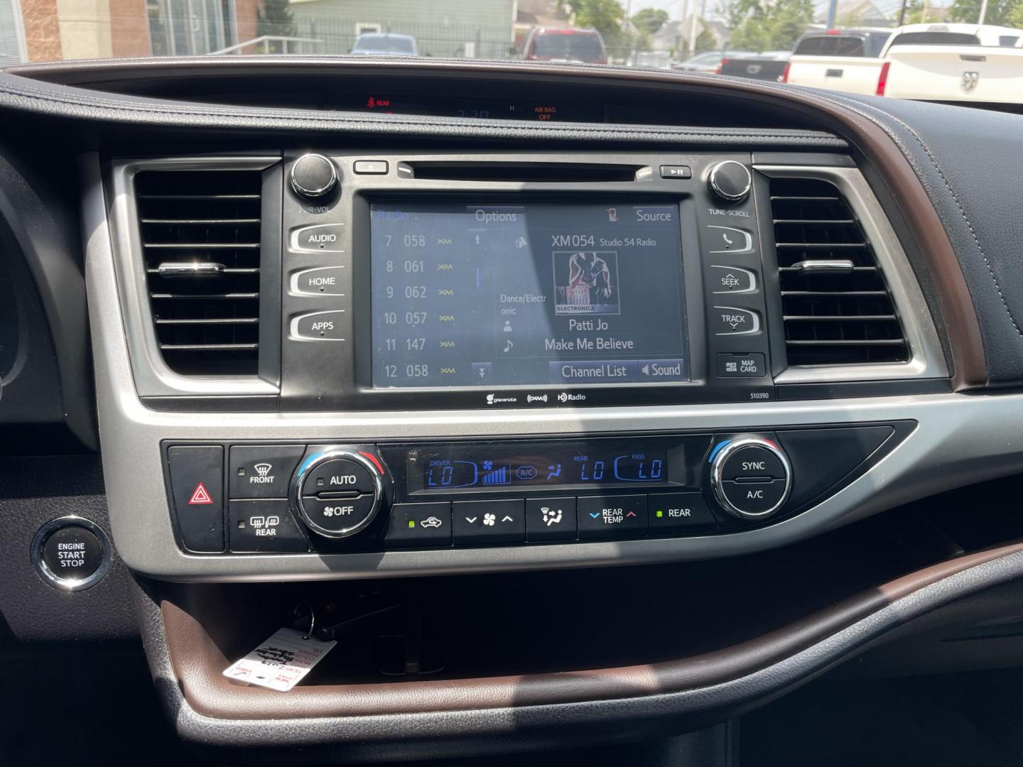 2019 Silver /Black Toyota Highlander XLE FWD V6 (5TDKZRFH0KS) with an 3.5L V6 DOHC 24V engine, 6A transmission, located at 1501 West 15th St., Houston, 77008, (713) 869-2925, 29.797941, -95.411789 - Photo#21