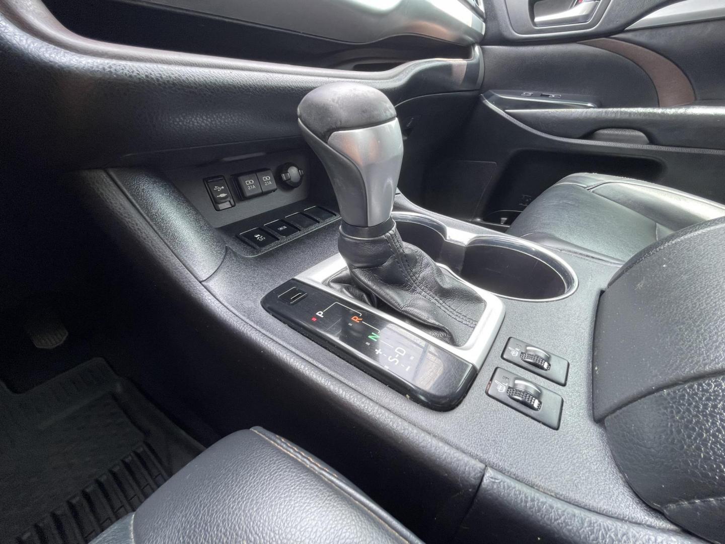 2019 Silver /Black Toyota Highlander XLE FWD V6 (5TDKZRFH0KS) with an 3.5L V6 DOHC 24V engine, 6A transmission, located at 1501 West 15th St., Houston, 77008, (713) 869-2925, 29.797941, -95.411789 - Photo#26