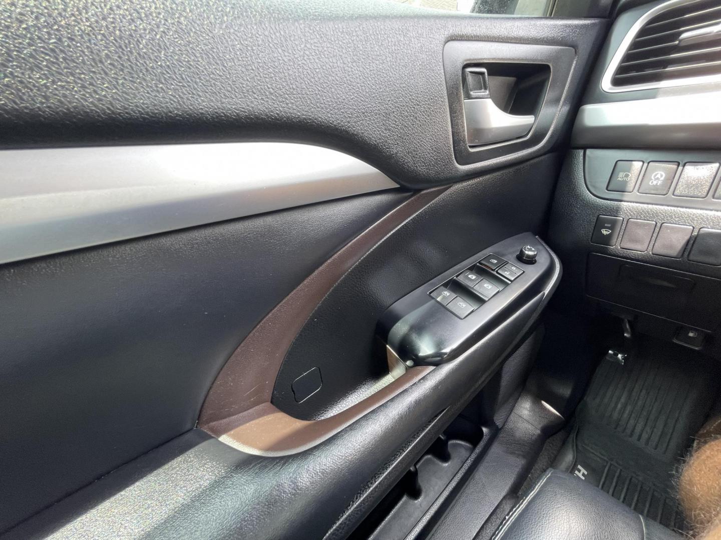 2019 Silver /Black Toyota Highlander XLE FWD V6 (5TDKZRFH0KS) with an 3.5L V6 DOHC 24V engine, 6A transmission, located at 1501 West 15th St., Houston, 77008, (713) 869-2925, 29.797941, -95.411789 - Photo#27