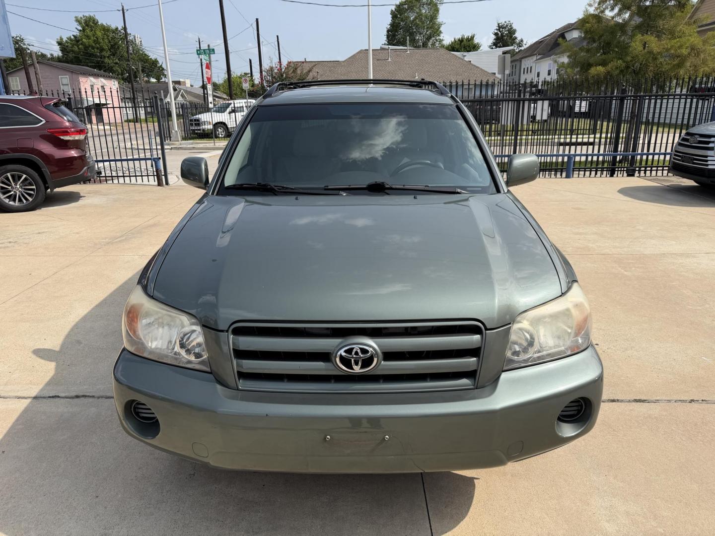 2004 Green /Silver Toyota Highlander V6 2WD with 3rd-Row Seat (JTEDP21A840) with an 3.3L V6 DOHC 24V engine, 5-Speed Automatic Overdrive transmission, located at 1501 West 15th St., Houston, 77008, (713) 869-2925, 29.797941, -95.411789 - Photo#2
