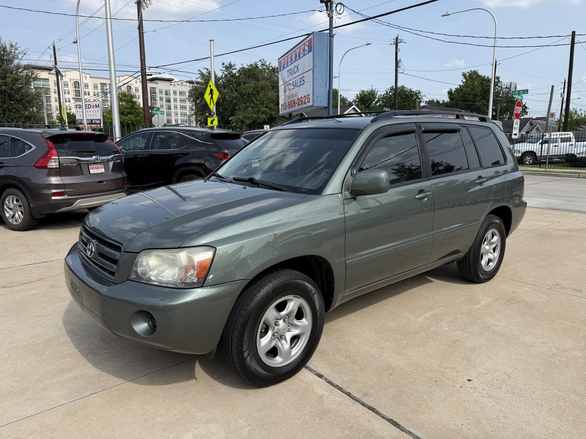 photo of 2004 Toyota Highlander V6 2WD with 3rd-Row Seat
