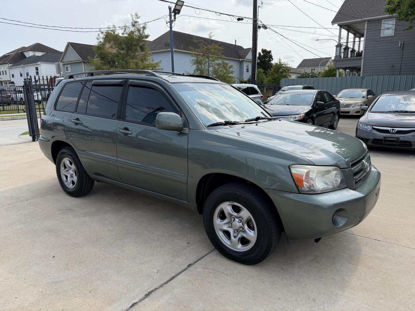 2004 Green /Silver Toyota Highlander V6 2WD with 3rd-Row Seat (JTEDP21A840) with an 3.3L V6 DOHC 24V engine, 5-Speed Automatic Overdrive transmission, located at 1501 West 15th St., Houston, 77008, (713) 869-2925, 29.797941, -95.411789 - Photo#1