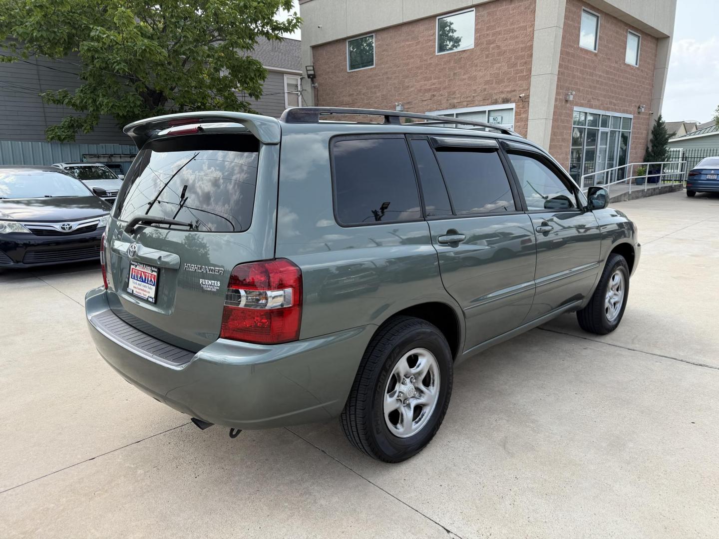 2004 Green /Silver Toyota Highlander V6 2WD with 3rd-Row Seat (JTEDP21A840) with an 3.3L V6 DOHC 24V engine, 5-Speed Automatic Overdrive transmission, located at 1501 West 15th St., Houston, 77008, (713) 869-2925, 29.797941, -95.411789 - Photo#4