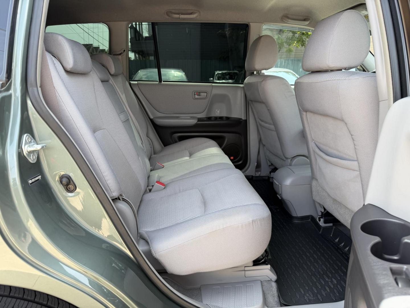 2004 Green /Silver Toyota Highlander V6 2WD with 3rd-Row Seat (JTEDP21A840) with an 3.3L V6 DOHC 24V engine, 5-Speed Automatic Overdrive transmission, located at 1501 West 15th St., Houston, 77008, (713) 869-2925, 29.797941, -95.411789 - Photo#5