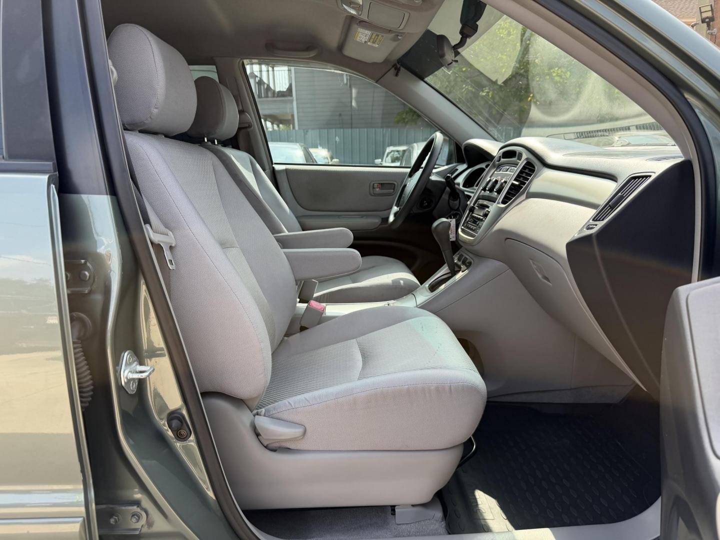 2004 Green /Silver Toyota Highlander V6 2WD with 3rd-Row Seat (JTEDP21A840) with an 3.3L V6 DOHC 24V engine, 5-Speed Automatic Overdrive transmission, located at 1501 West 15th St., Houston, 77008, (713) 869-2925, 29.797941, -95.411789 - Photo#6