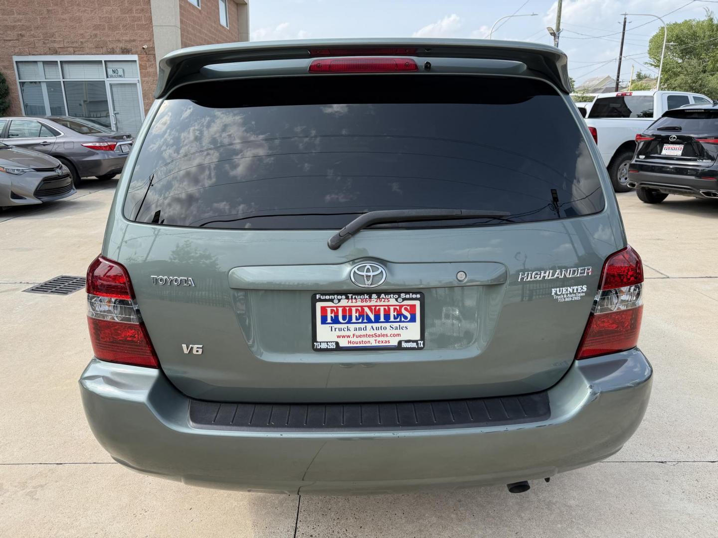 2004 Green /Silver Toyota Highlander V6 2WD with 3rd-Row Seat (JTEDP21A840) with an 3.3L V6 DOHC 24V engine, 5-Speed Automatic Overdrive transmission, located at 1501 West 15th St., Houston, 77008, (713) 869-2925, 29.797941, -95.411789 - Photo#7