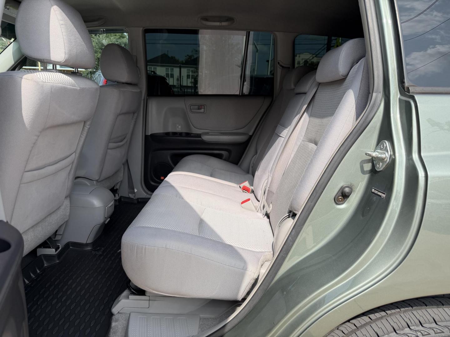 2004 Green /Silver Toyota Highlander V6 2WD with 3rd-Row Seat (JTEDP21A840) with an 3.3L V6 DOHC 24V engine, 5-Speed Automatic Overdrive transmission, located at 1501 West 15th St., Houston, 77008, (713) 869-2925, 29.797941, -95.411789 - Photo#9