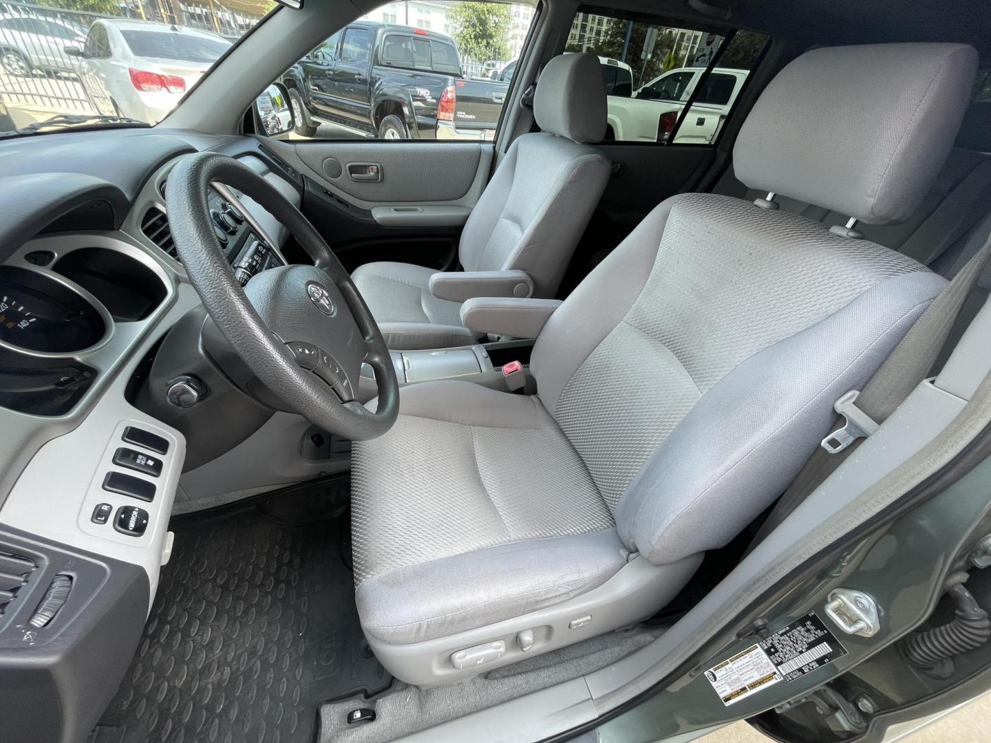2004 Green /Silver Toyota Highlander V6 2WD with 3rd-Row Seat (JTEDP21A840) with an 3.3L V6 DOHC 24V engine, 5-Speed Automatic Overdrive transmission, located at 1501 West 15th St., Houston, 77008, (713) 869-2925, 29.797941, -95.411789 - Photo#15