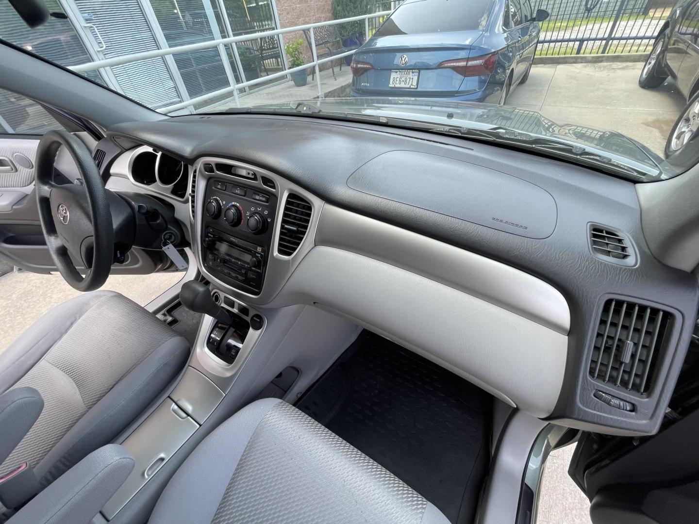 2004 Green /Silver Toyota Highlander V6 2WD with 3rd-Row Seat (JTEDP21A840) with an 3.3L V6 DOHC 24V engine, 5-Speed Automatic Overdrive transmission, located at 1501 West 15th St., Houston, 77008, (713) 869-2925, 29.797941, -95.411789 - Photo#17