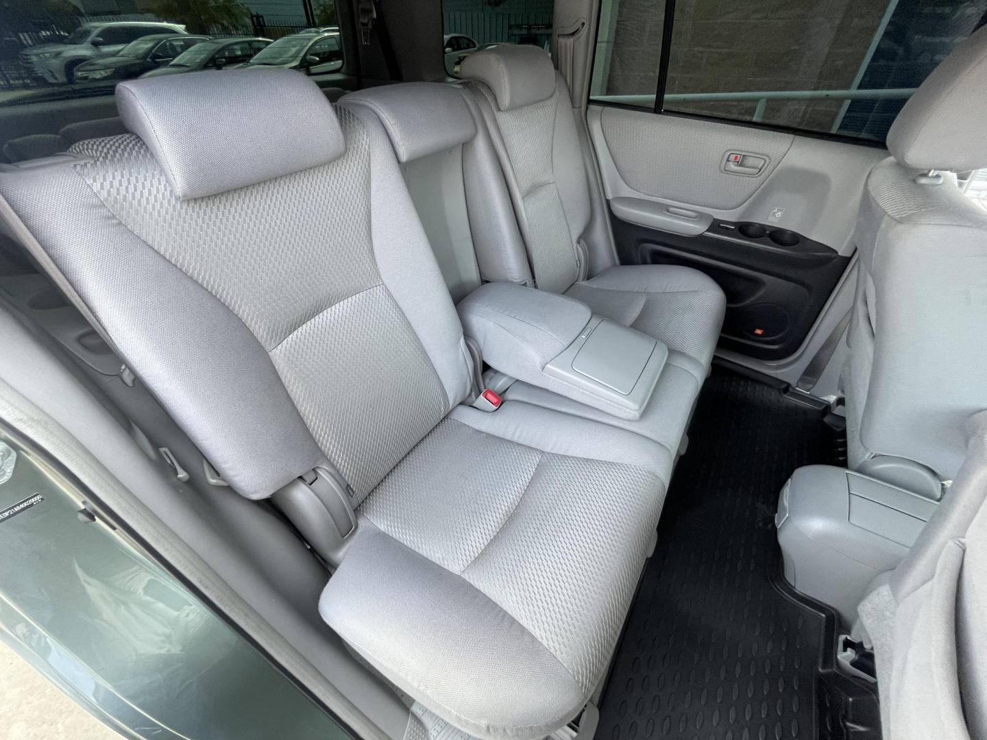 2004 Green /Silver Toyota Highlander V6 2WD with 3rd-Row Seat (JTEDP21A840) with an 3.3L V6 DOHC 24V engine, 5-Speed Automatic Overdrive transmission, located at 1501 West 15th St., Houston, 77008, (713) 869-2925, 29.797941, -95.411789 - Photo#18