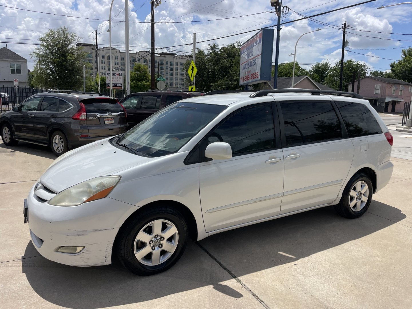 2008 White /Beige Toyota Sienna XLE FWD (5TDZK22C68S) with an 3.5L V6 EFI DOHC 24V engine, 5-Speed Automatic Overdrive transmission, located at 1501 West 15th St., Houston, 77008, (713) 869-2925, 29.797941, -95.411789- Photo#0
