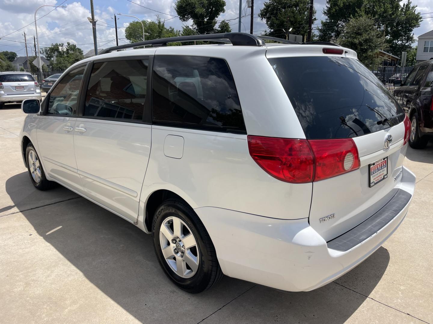2008 White /Beige Toyota Sienna XLE FWD (5TDZK22C68S) with an 3.5L V6 EFI DOHC 24V engine, 5-Speed Automatic Overdrive transmission, located at 1501 West 15th St., Houston, 77008, (713) 869-2925, 29.797941, -95.411789- Photo#3