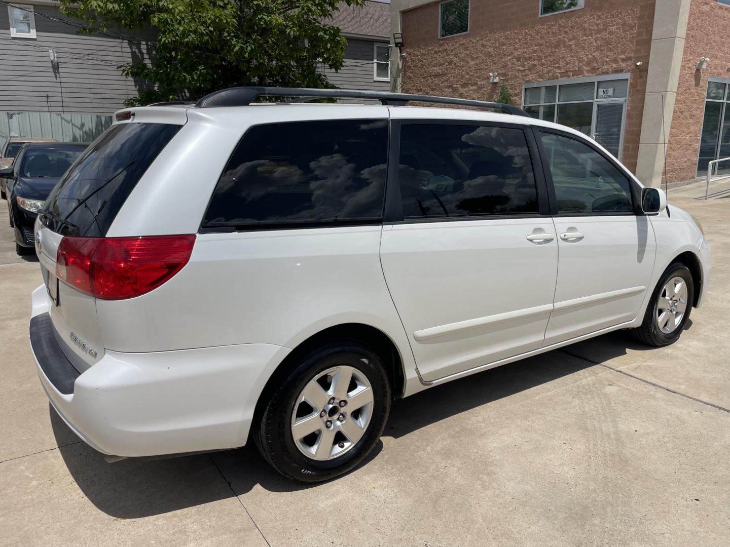 2008 White /Beige Toyota Sienna XLE FWD (5TDZK22C68S) with an 3.5L V6 EFI DOHC 24V engine, 5-Speed Automatic Overdrive transmission, located at 1501 West 15th St., Houston, 77008, (713) 869-2925, 29.797941, -95.411789- Photo#4