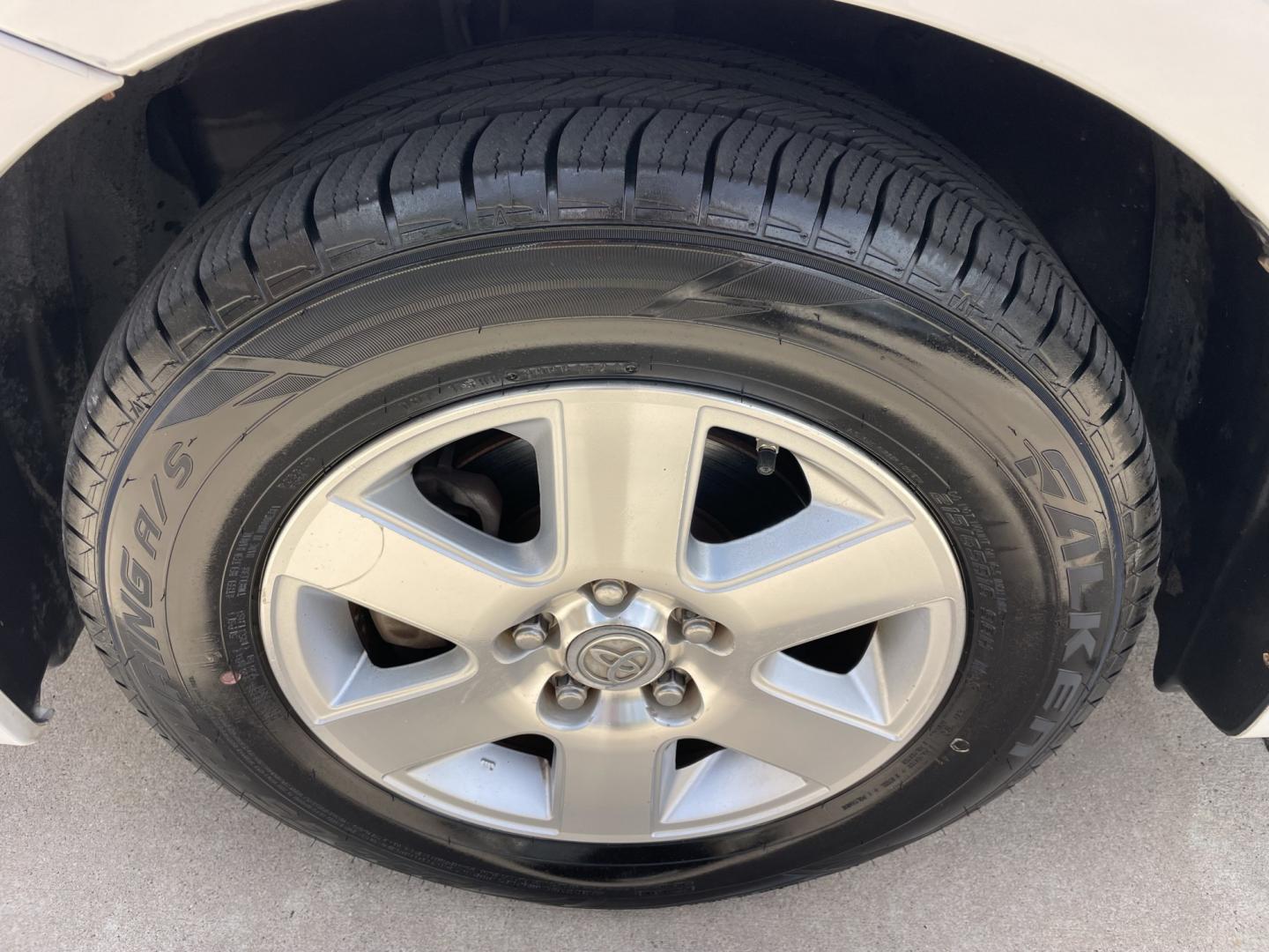 2008 White /Beige Toyota Sienna XLE FWD (5TDZK22C68S) with an 3.5L V6 EFI DOHC 24V engine, 5-Speed Automatic Overdrive transmission, located at 1501 West 15th St., Houston, 77008, (713) 869-2925, 29.797941, -95.411789- Photo#6