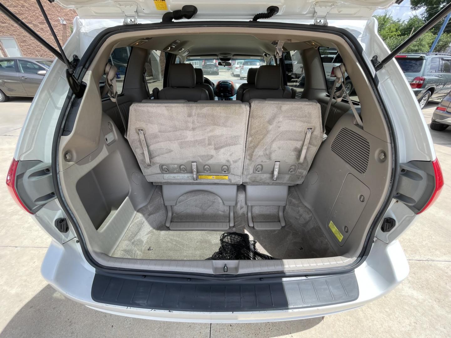 2008 White /Beige Toyota Sienna XLE FWD (5TDZK22C68S) with an 3.5L V6 EFI DOHC 24V engine, 5-Speed Automatic Overdrive transmission, located at 1501 West 15th St., Houston, 77008, (713) 869-2925, 29.797941, -95.411789- Photo#14