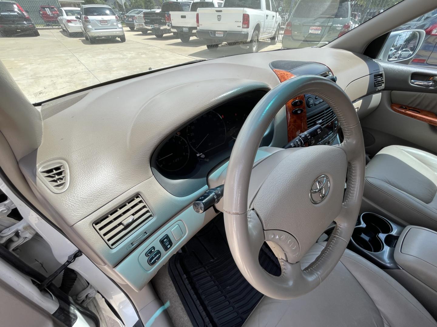 2008 White /Beige Toyota Sienna XLE FWD (5TDZK22C68S) with an 3.5L V6 EFI DOHC 24V engine, 5-Speed Automatic Overdrive transmission, located at 1501 West 15th St., Houston, 77008, (713) 869-2925, 29.797941, -95.411789- Photo#15