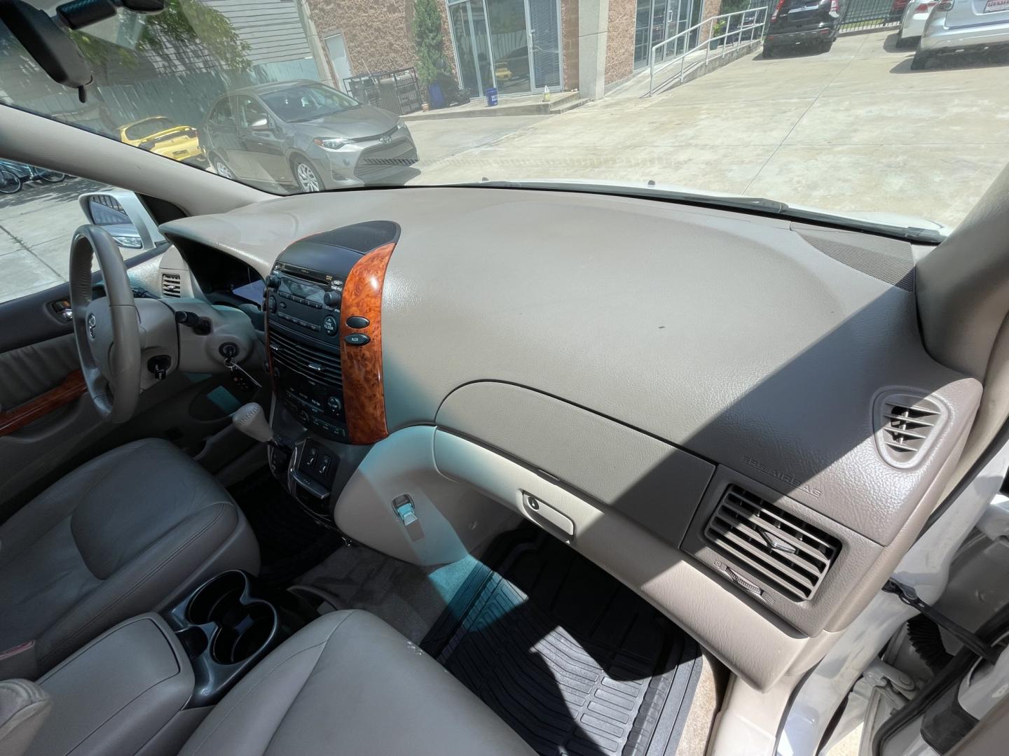 2008 White /Beige Toyota Sienna XLE FWD (5TDZK22C68S) with an 3.5L V6 EFI DOHC 24V engine, 5-Speed Automatic Overdrive transmission, located at 1501 West 15th St., Houston, 77008, (713) 869-2925, 29.797941, -95.411789- Photo#16