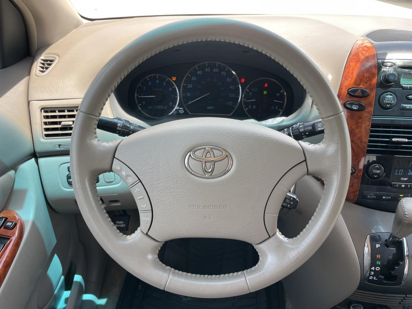 2008 White /Beige Toyota Sienna XLE FWD (5TDZK22C68S) with an 3.5L V6 EFI DOHC 24V engine, 5-Speed Automatic Overdrive transmission, located at 1501 West 15th St., Houston, 77008, (713) 869-2925, 29.797941, -95.411789- Photo#17