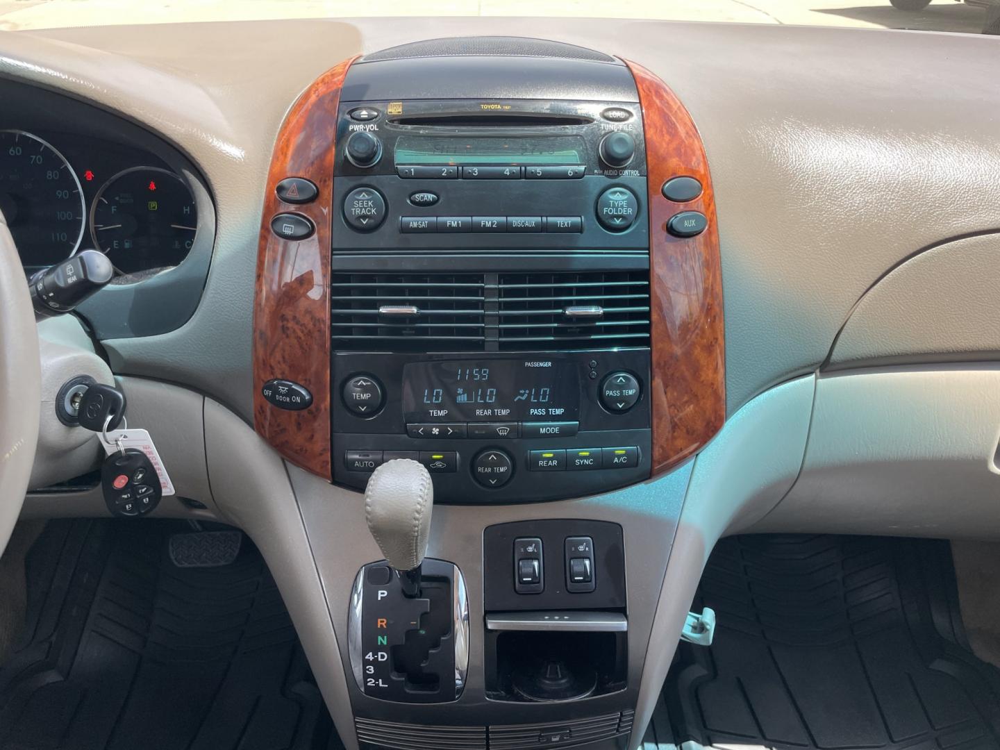2008 White /Beige Toyota Sienna XLE FWD (5TDZK22C68S) with an 3.5L V6 EFI DOHC 24V engine, 5-Speed Automatic Overdrive transmission, located at 1501 West 15th St., Houston, 77008, (713) 869-2925, 29.797941, -95.411789- Photo#21