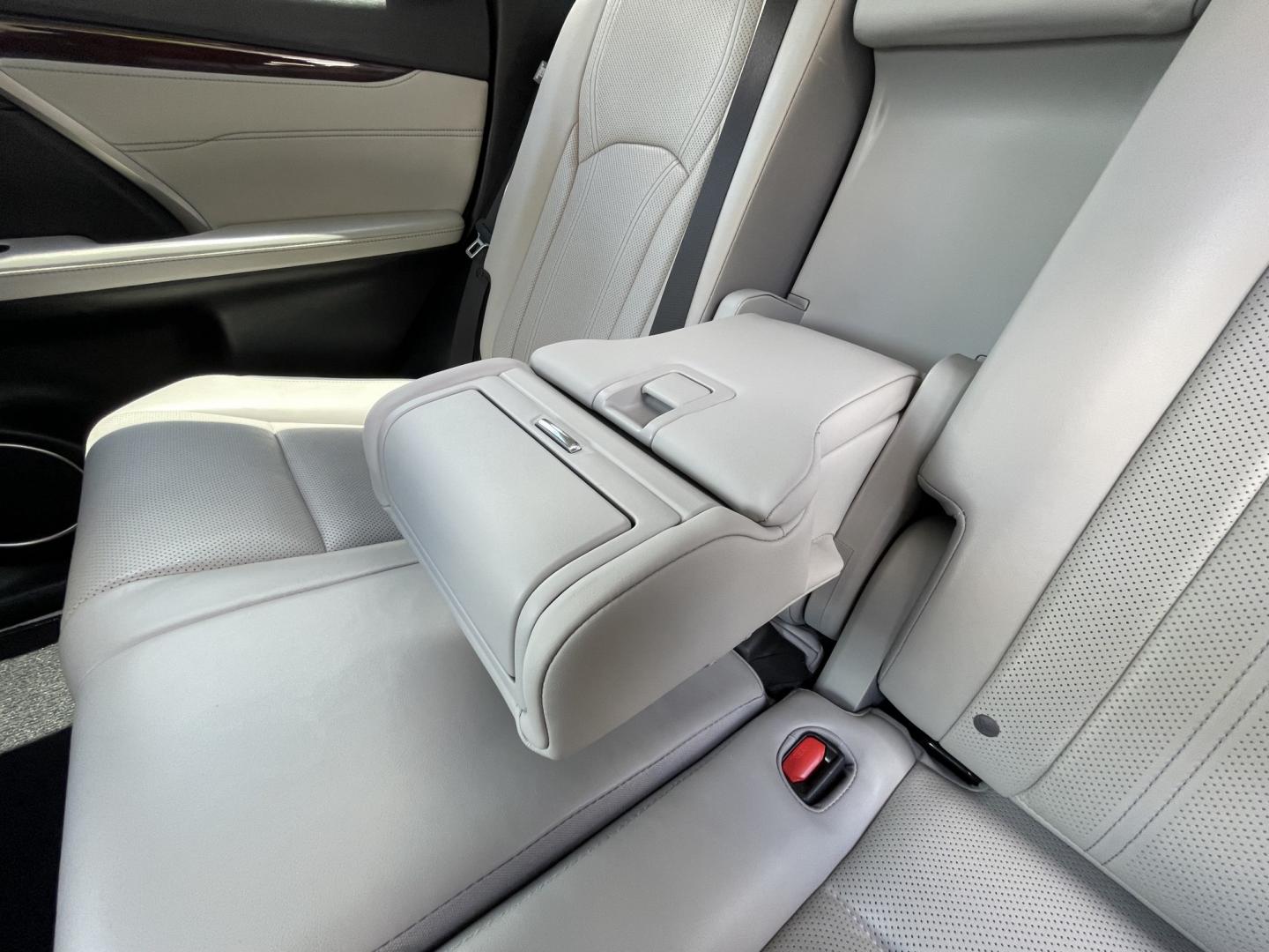 2017 White /Silver Lexus RX 350 FWD (2T2ZZMCA7HC) with an 3.5L V6 DOHC 24V engine, 6A transmission, located at 1501 West 15th St., Houston, 77008, (713) 869-2925, 29.797941, -95.411789- Photo#15