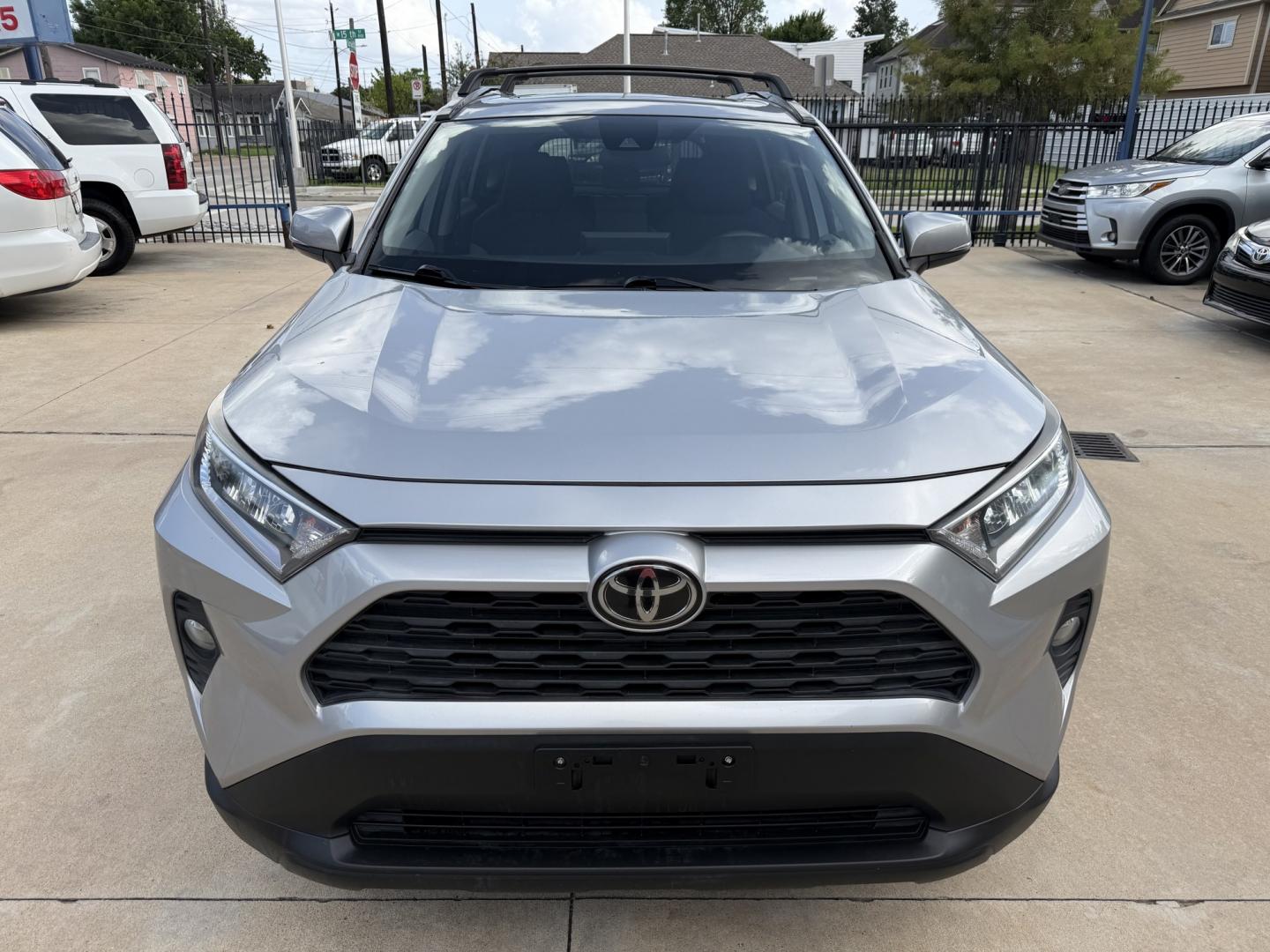 2019 Silver /Gray Toyota RAV4 XLE (2T3W1RFV2KC) with an 2.5L L4 DOHC 16V engine, 8A transmission, located at 1501 West 15th St., Houston, 77008, (713) 869-2925, 29.797941, -95.411789- Photo#1