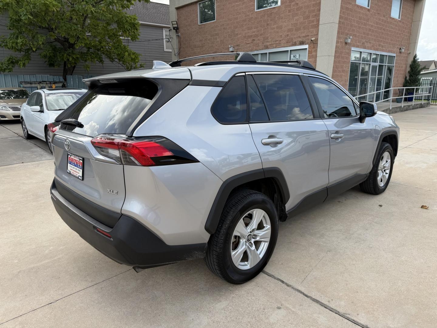 2019 Silver /Gray Toyota RAV4 XLE (2T3W1RFV2KC) with an 2.5L L4 DOHC 16V engine, 8A transmission, located at 1501 West 15th St., Houston, 77008, (713) 869-2925, 29.797941, -95.411789- Photo#5