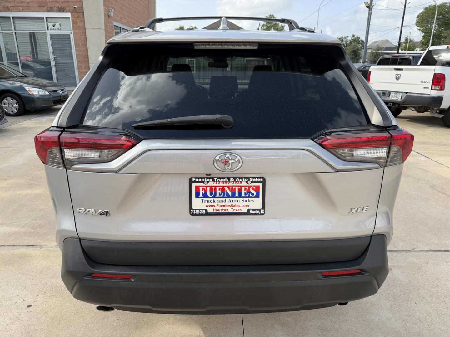 2019 Silver /Gray Toyota RAV4 XLE (2T3W1RFV2KC) with an 2.5L L4 DOHC 16V engine, 8A transmission, located at 1501 West 15th St., Houston, 77008, (713) 869-2925, 29.797941, -95.411789- Photo#4