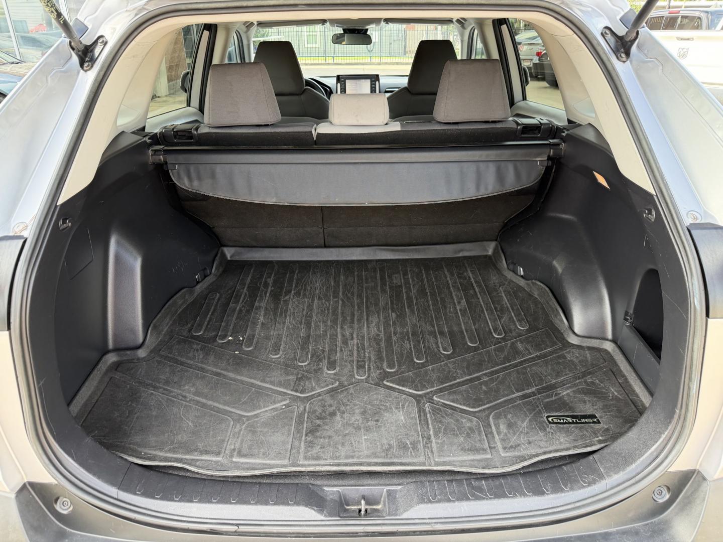 2019 Silver /Gray Toyota RAV4 XLE (2T3W1RFV2KC) with an 2.5L L4 DOHC 16V engine, 8A transmission, located at 1501 West 15th St., Houston, 77008, (713) 869-2925, 29.797941, -95.411789- Photo#6
