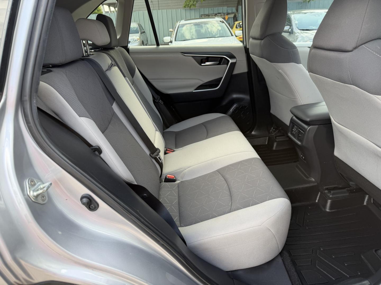 2019 Silver /Gray Toyota RAV4 XLE (2T3W1RFV2KC) with an 2.5L L4 DOHC 16V engine, 8A transmission, located at 1501 West 15th St., Houston, 77008, (713) 869-2925, 29.797941, -95.411789- Photo#7