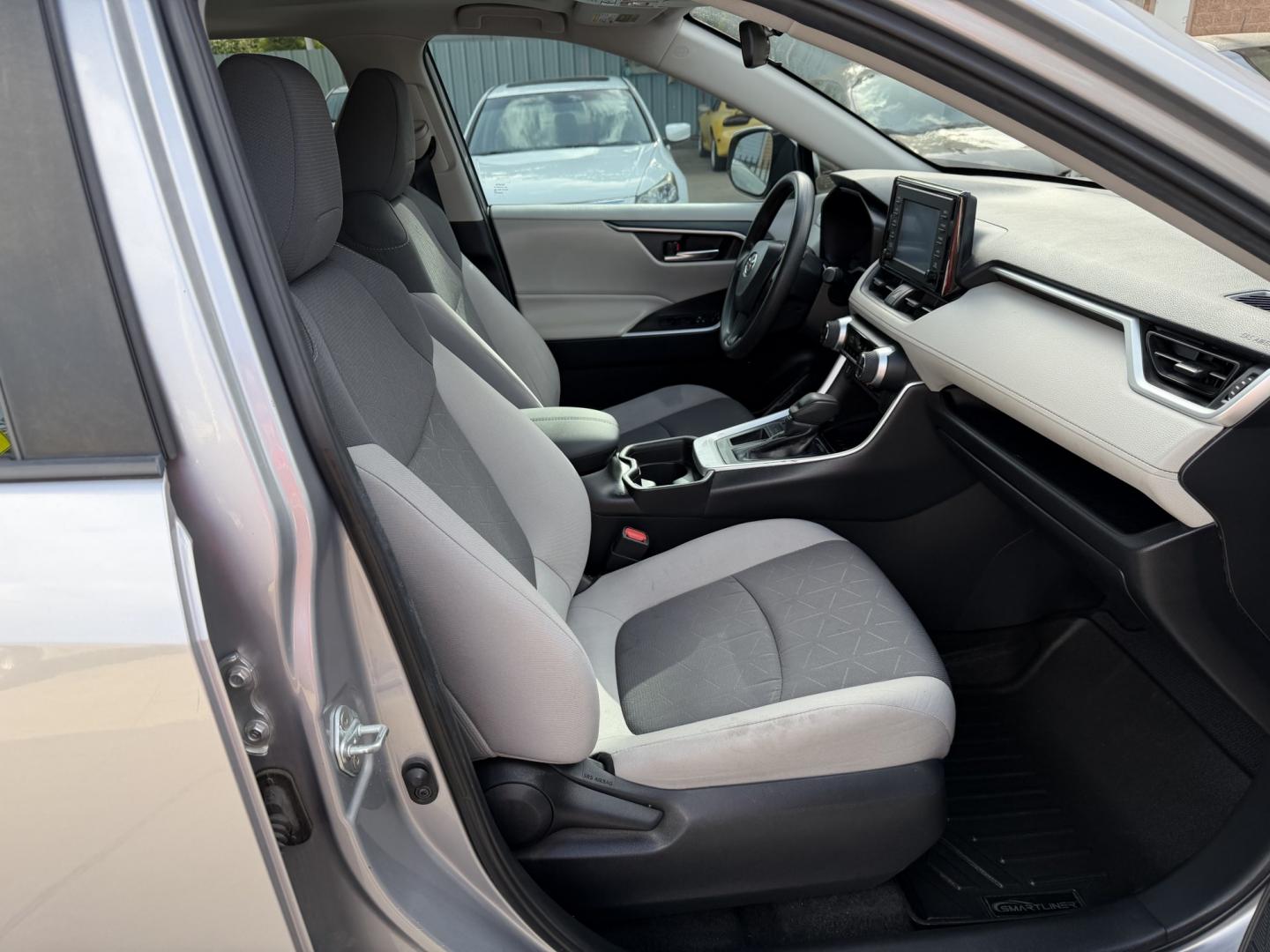 2019 Silver /Gray Toyota RAV4 XLE (2T3W1RFV2KC) with an 2.5L L4 DOHC 16V engine, 8A transmission, located at 1501 West 15th St., Houston, 77008, (713) 869-2925, 29.797941, -95.411789- Photo#8