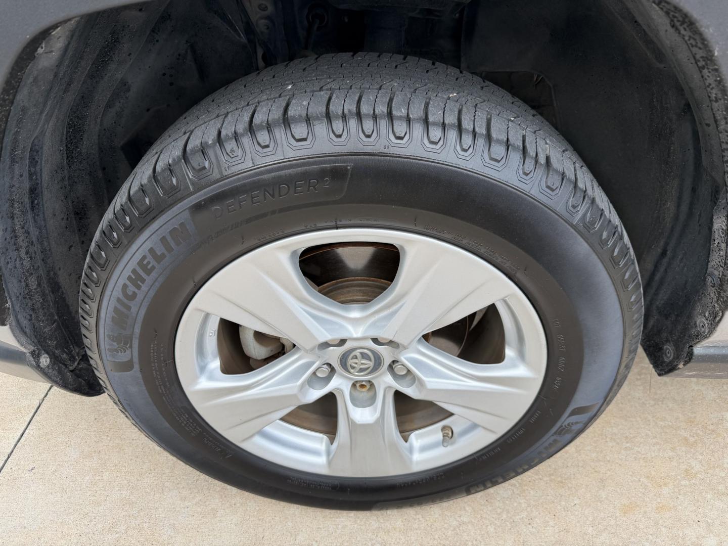 2019 Silver /Gray Toyota RAV4 XLE (2T3W1RFV2KC) with an 2.5L L4 DOHC 16V engine, 8A transmission, located at 1501 West 15th St., Houston, 77008, (713) 869-2925, 29.797941, -95.411789- Photo#17
