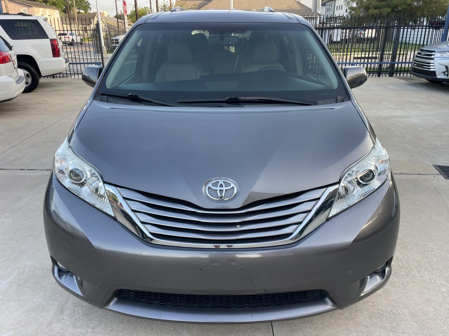 2017 Gray /Silver Toyota Sienna Limited Premium 7-Passenger (5TDYZ3DC8HS) with an 3.5L V6 EFI DOHC 24V engine, 8A transmission, located at 1501 West 15th St., Houston, 77008, (713) 869-2925, 29.797941, -95.411789- Photo#3