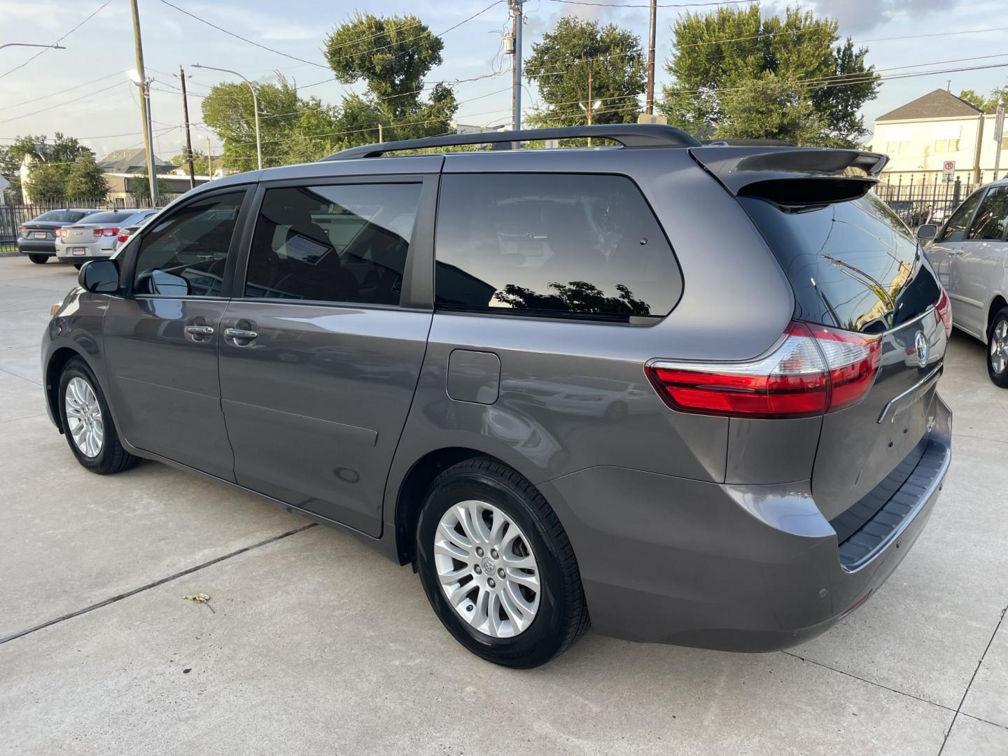 2017 Gray /Silver Toyota Sienna Limited Premium 7-Passenger (5TDYZ3DC8HS) with an 3.5L V6 EFI DOHC 24V engine, 8A transmission, located at 1501 West 15th St., Houston, 77008, (713) 869-2925, 29.797941, -95.411789- Photo#5