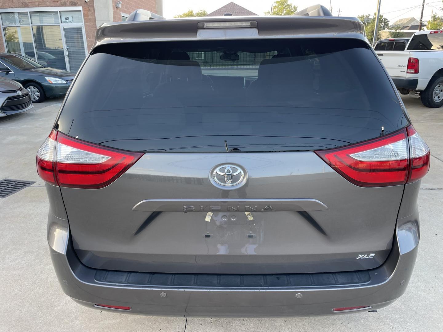 2017 Gray /Silver Toyota Sienna Limited Premium 7-Passenger (5TDYZ3DC8HS) with an 3.5L V6 EFI DOHC 24V engine, 8A transmission, located at 1501 West 15th St., Houston, 77008, (713) 869-2925, 29.797941, -95.411789- Photo#4