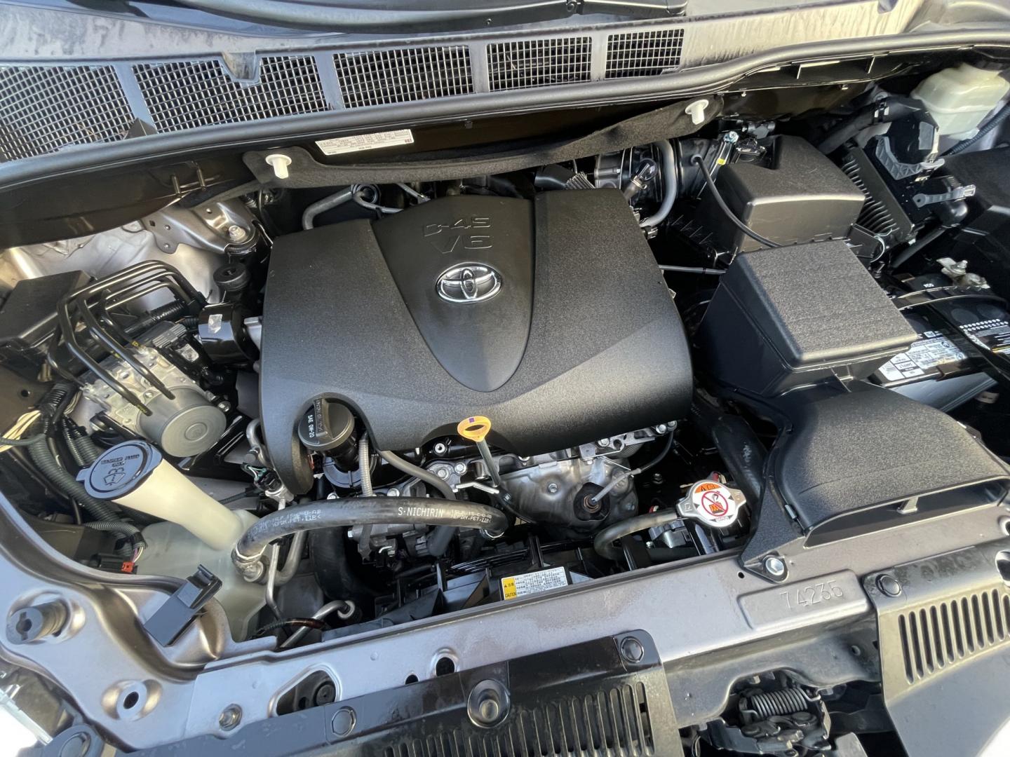 2017 Gray /Silver Toyota Sienna Limited Premium 7-Passenger (5TDYZ3DC8HS) with an 3.5L V6 EFI DOHC 24V engine, 8A transmission, located at 1501 West 15th St., Houston, 77008, (713) 869-2925, 29.797941, -95.411789- Photo#24