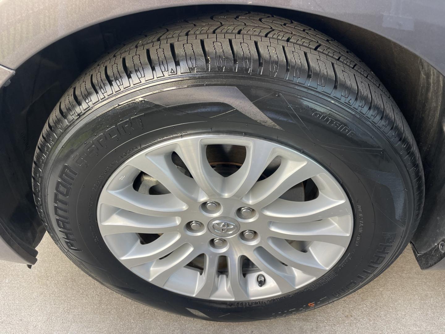2017 Gray /Silver Toyota Sienna Limited Premium 7-Passenger (5TDYZ3DC8HS) with an 3.5L V6 EFI DOHC 24V engine, 8A transmission, located at 1501 West 15th St., Houston, 77008, (713) 869-2925, 29.797941, -95.411789- Photo#25