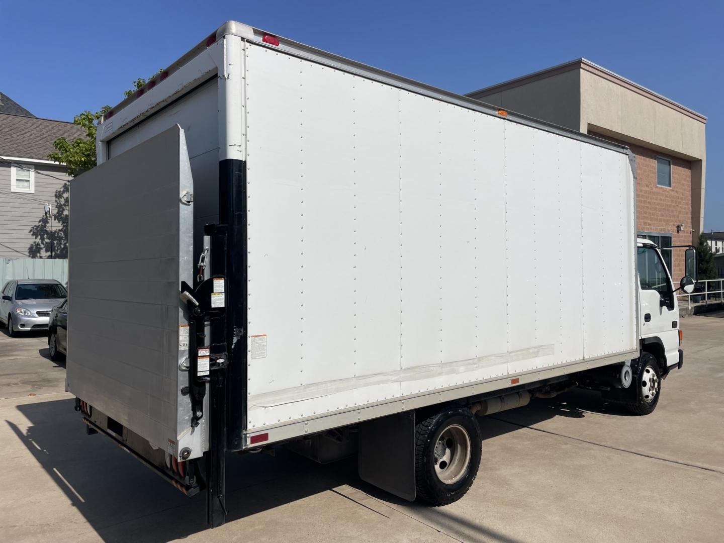 2005 White /Gray Chevrolet W45042 - (J8BC4B16X57) with an 5.2L L4 TURBO DIESEL engine, Automatic transmission, located at 1501 West 15th St., Houston, 77008, (713) 869-2925, 29.797941, -95.411789- Photo#2