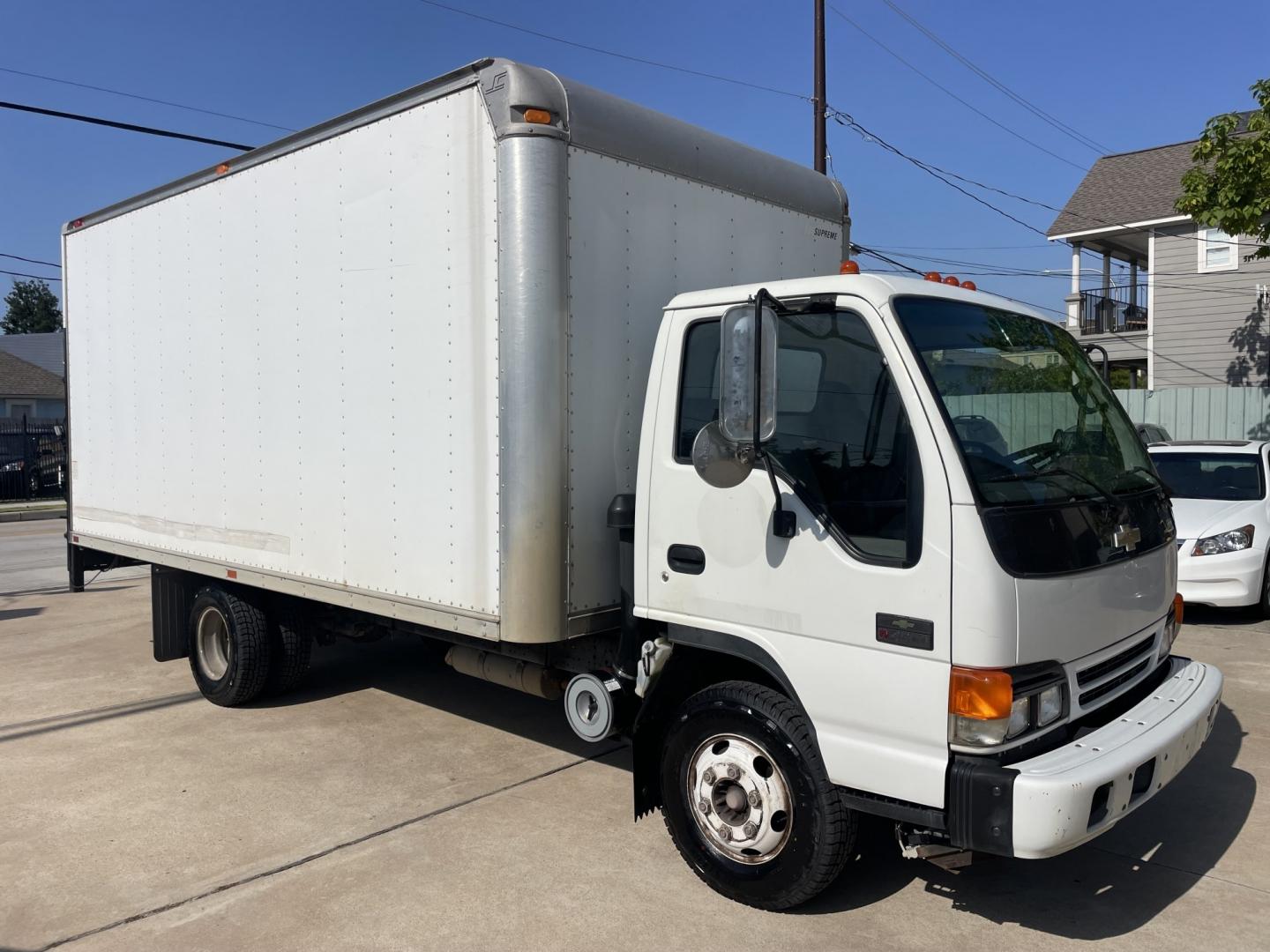 2005 White /Gray Chevrolet W45042 - (J8BC4B16X57) with an 5.2L L4 TURBO DIESEL engine, Automatic transmission, located at 1501 West 15th St., Houston, 77008, (713) 869-2925, 29.797941, -95.411789- Photo#1
