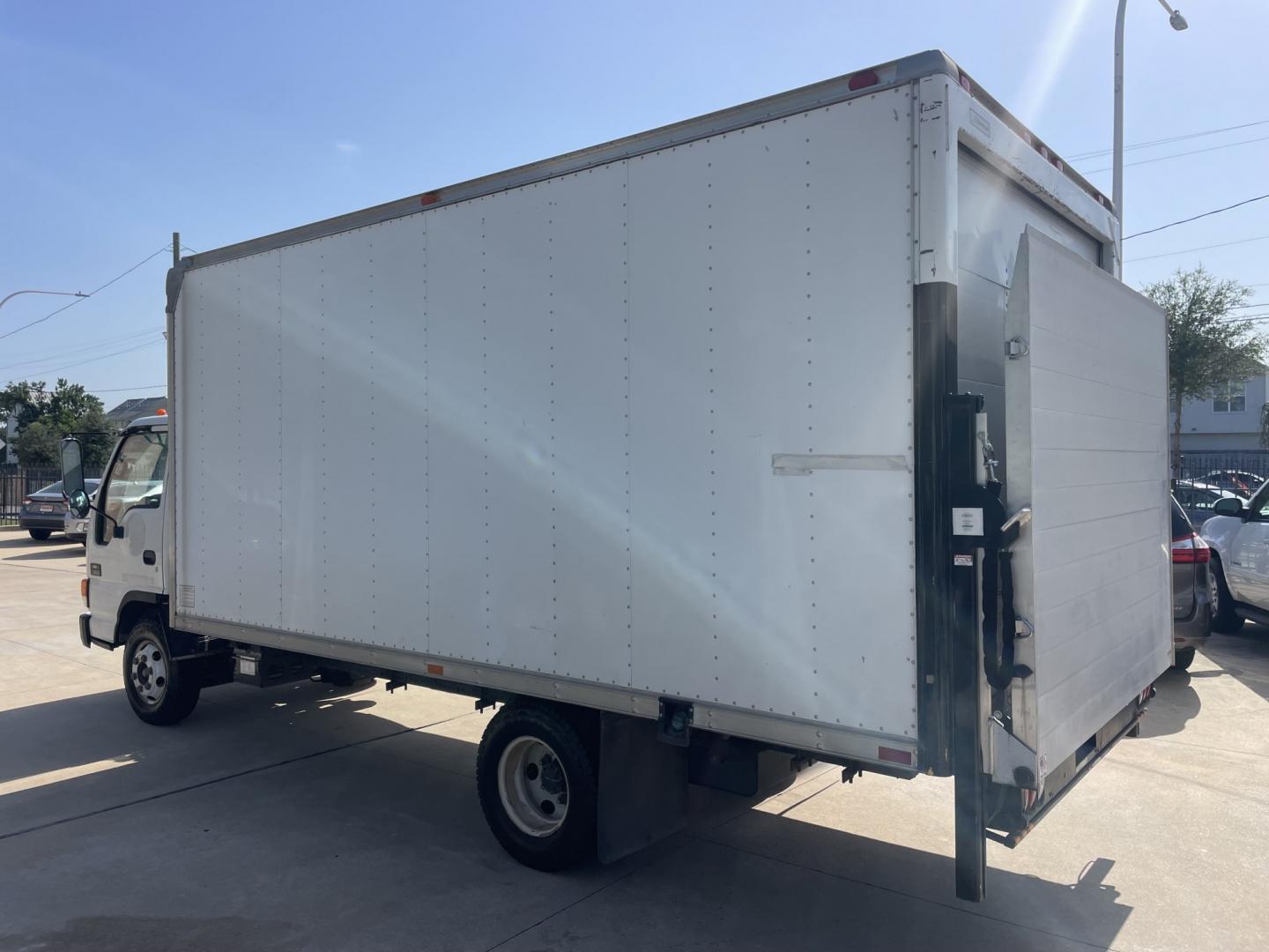 2005 White /Gray Chevrolet W45042 - (J8BC4B16X57) with an 5.2L L4 TURBO DIESEL engine, Automatic transmission, located at 1501 West 15th St., Houston, 77008, (713) 869-2925, 29.797941, -95.411789- Photo#3