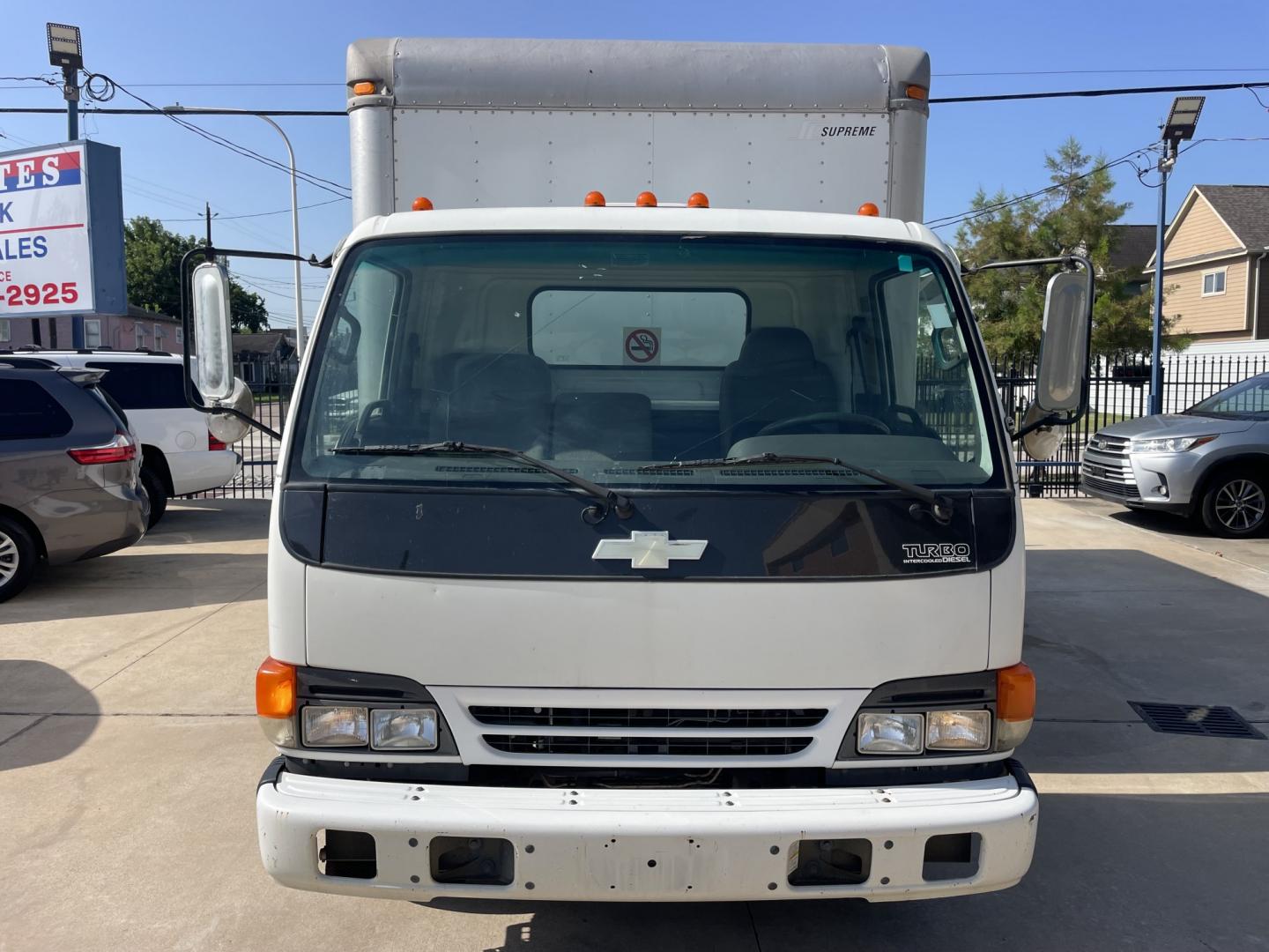 2005 White /Gray Chevrolet W45042 - (J8BC4B16X57) with an 5.2L L4 TURBO DIESEL engine, Automatic transmission, located at 1501 West 15th St., Houston, 77008, (713) 869-2925, 29.797941, -95.411789- Photo#4