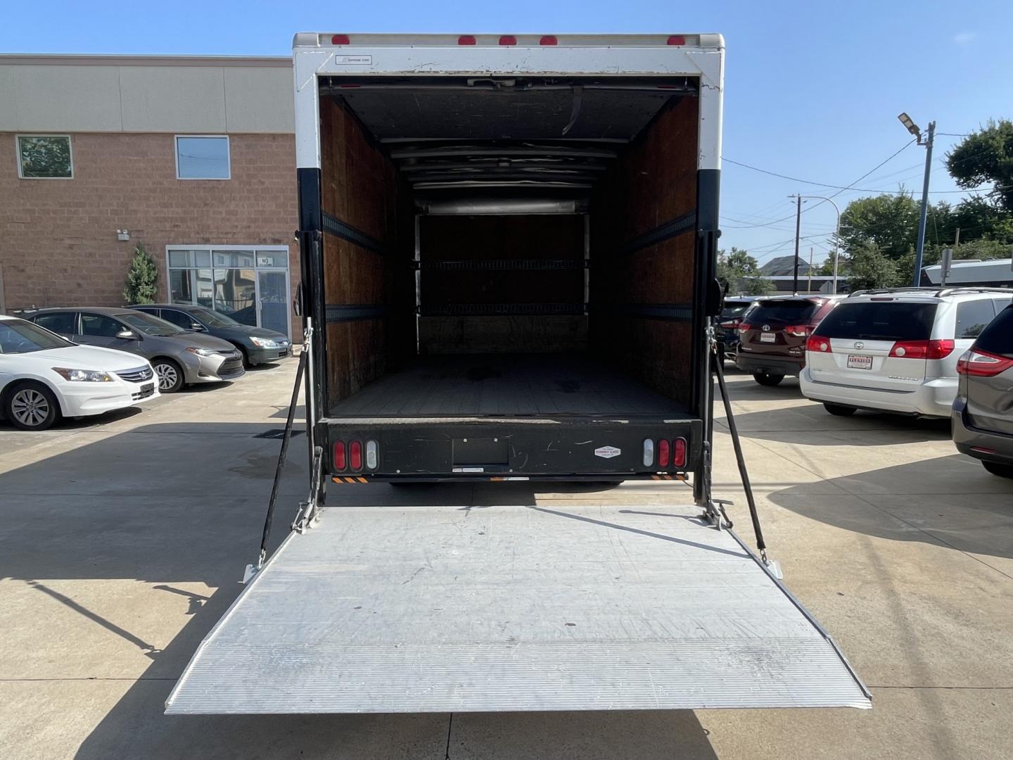 2005 White /Gray Chevrolet W45042 - (J8BC4B16X57) with an 5.2L L4 TURBO DIESEL engine, Automatic transmission, located at 1501 West 15th St., Houston, 77008, (713) 869-2925, 29.797941, -95.411789- Photo#8