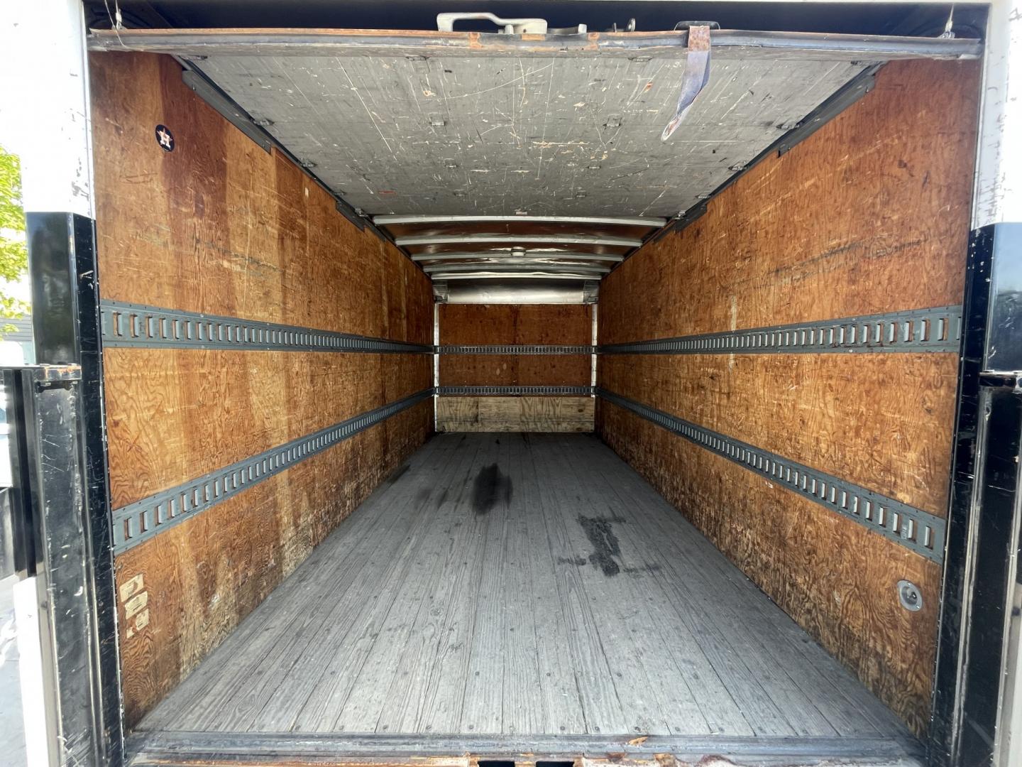2005 White /Gray Chevrolet W45042 - (J8BC4B16X57) with an 5.2L L4 TURBO DIESEL engine, Automatic transmission, located at 1501 West 15th St., Houston, 77008, (713) 869-2925, 29.797941, -95.411789- Photo#6