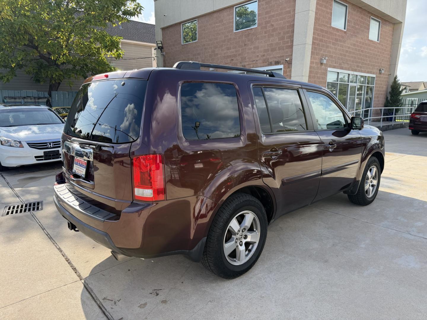 2009 Maroon /Black Honda Pilot EX-L 4WD (5FNYF48569B) with an 3.5L V6 SOHC 24V engine, 5A transmission, located at 1501 West 15th St., Houston, 77008, (713) 869-2925, 29.797941, -95.411789- Photo#3