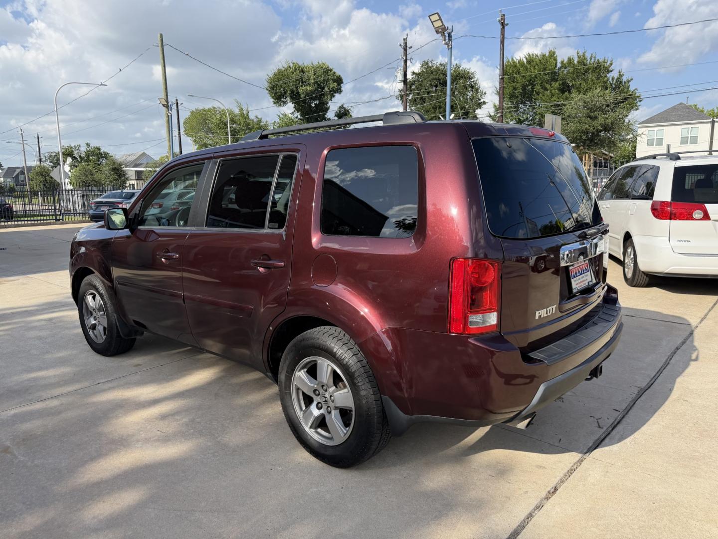 2009 Maroon /Black Honda Pilot EX-L 4WD (5FNYF48569B) with an 3.5L V6 SOHC 24V engine, 5A transmission, located at 1501 West 15th St., Houston, 77008, (713) 869-2925, 29.797941, -95.411789- Photo#5