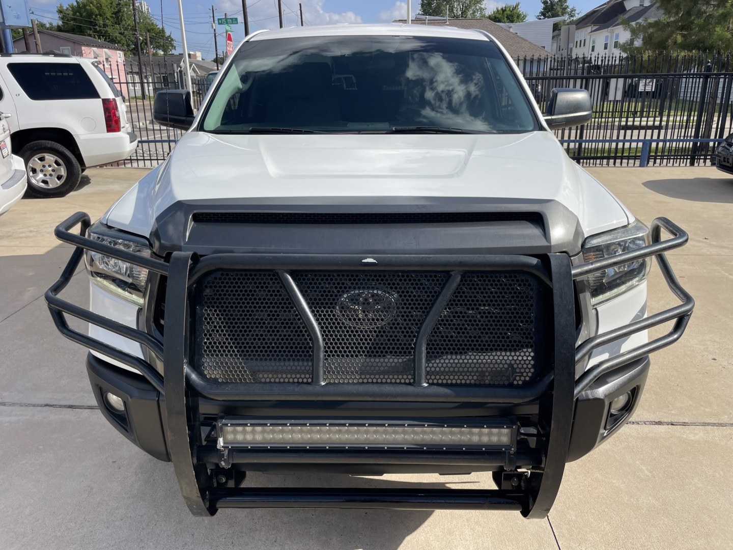 2019 White /Silver Toyota Tundra SR 4.6L V8 Double Cab 2WD (5TFRM5F12KX) with an 4.6L V8 DOHC 32V engine, 6A transmission, located at 1501 West 15th St., Houston, 77008, (713) 869-2925, 29.797941, -95.411789- Photo#4