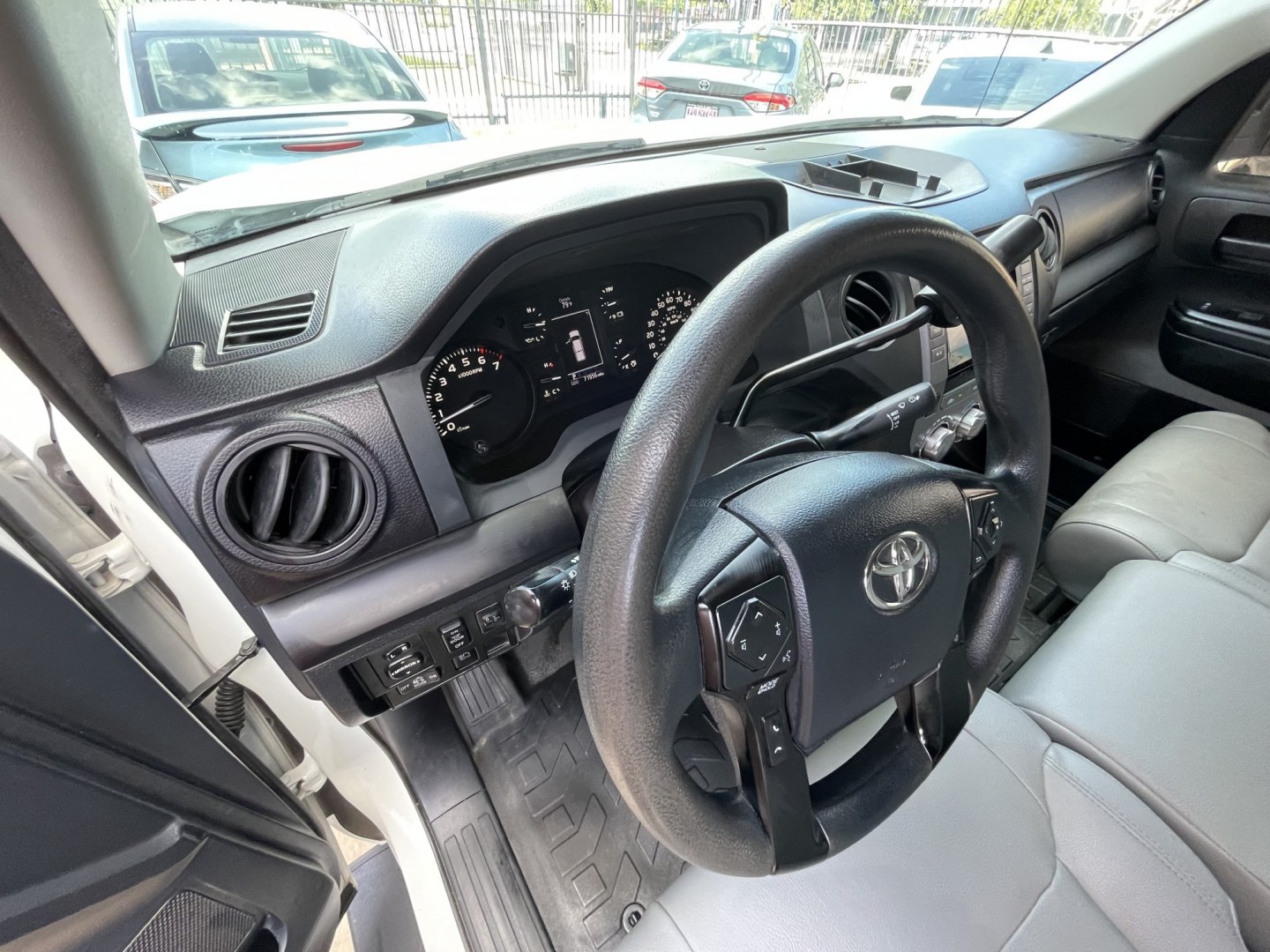 2019 White /Silver Toyota Tundra SR 4.6L V8 Double Cab 2WD (5TFRM5F12KX) with an 4.6L V8 DOHC 32V engine, 6A transmission, located at 1501 West 15th St., Houston, 77008, (713) 869-2925, 29.797941, -95.411789- Photo#11