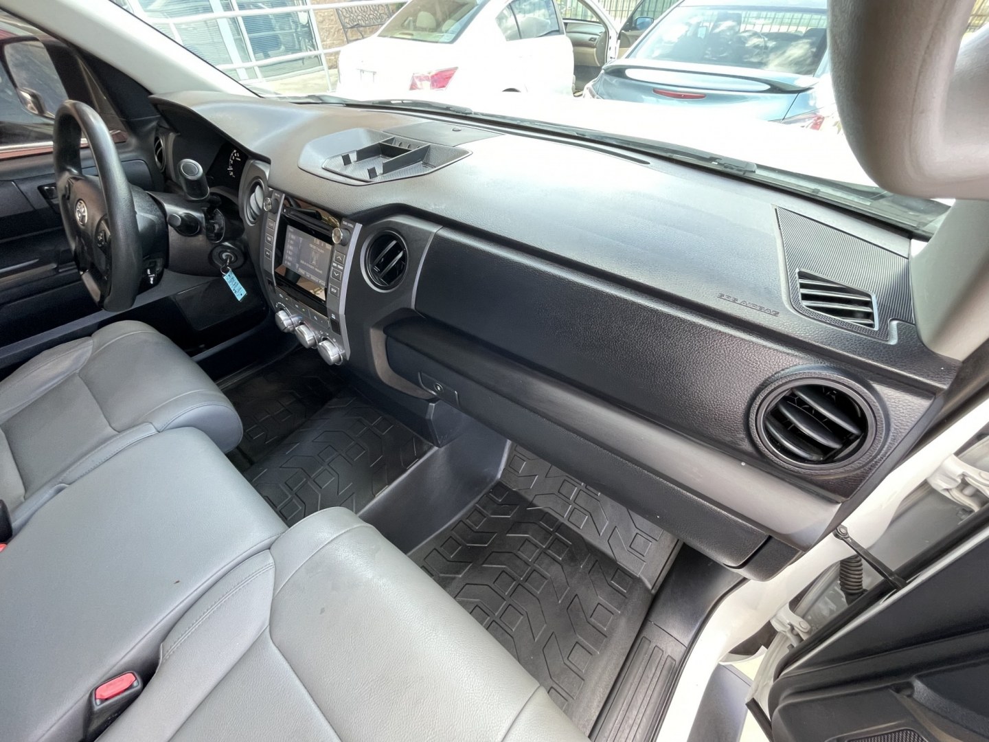 2019 White /Silver Toyota Tundra SR 4.6L V8 Double Cab 2WD (5TFRM5F12KX) with an 4.6L V8 DOHC 32V engine, 6A transmission, located at 1501 West 15th St., Houston, 77008, (713) 869-2925, 29.797941, -95.411789- Photo#12